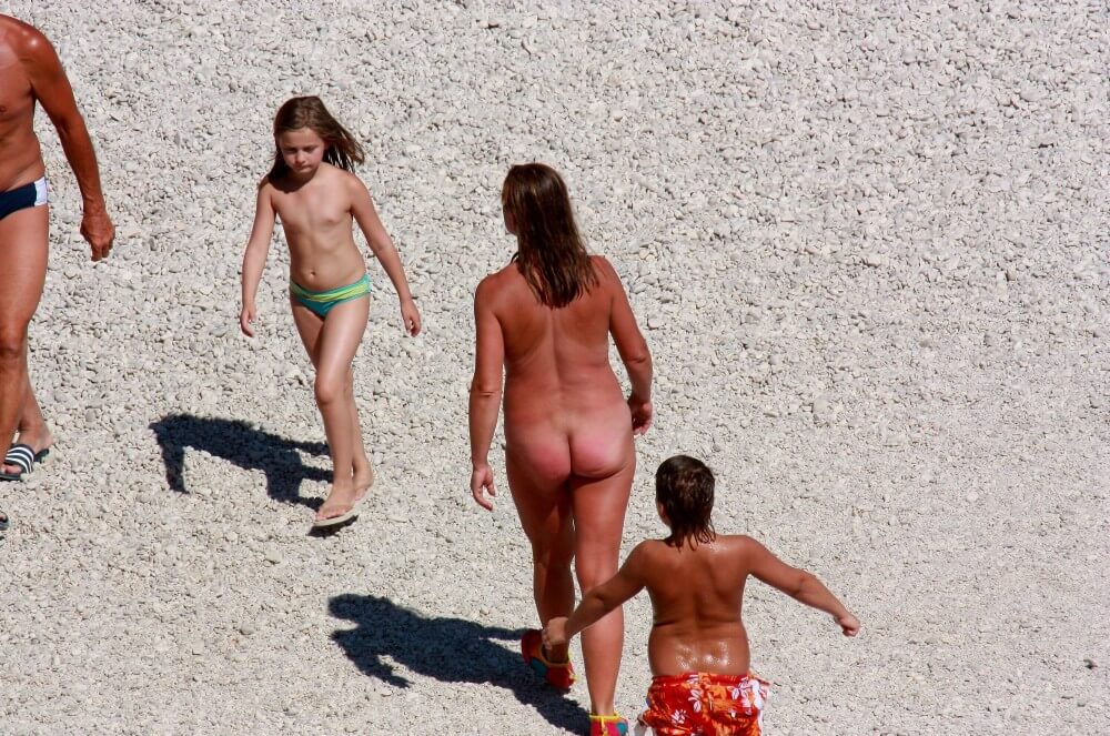 Naturism photo gallery # 8 - Overcoming shame and awkwardness when taking off clothes