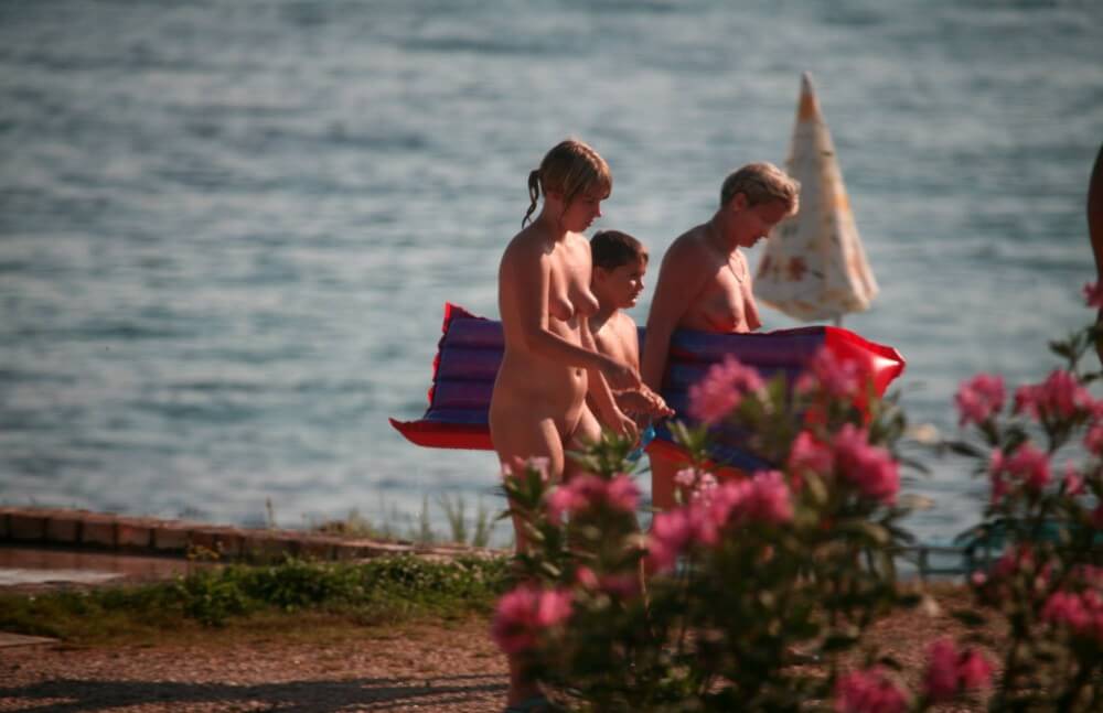Dusk Til Dawn Showering phoros - Watching us naked in nature