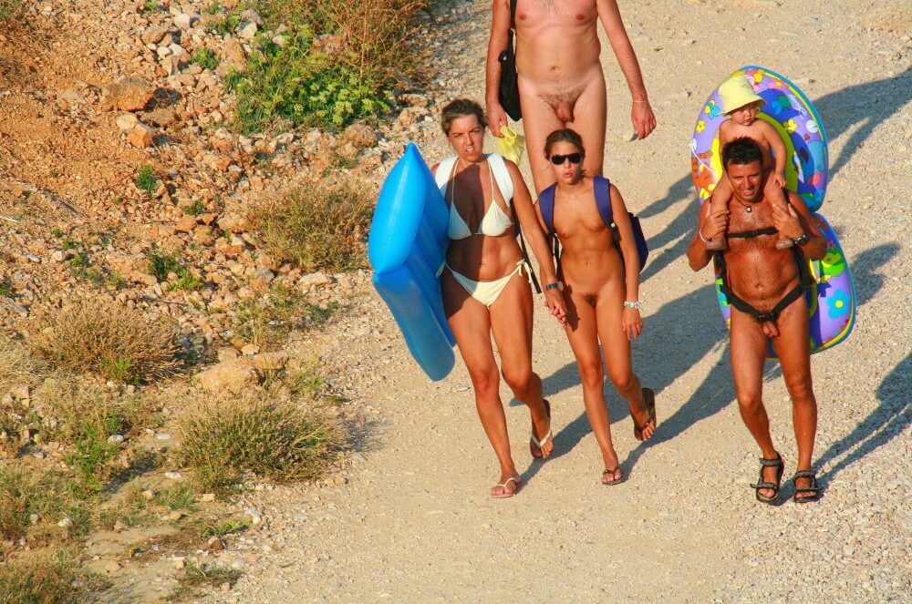 Ula FKK Beach Entry Hills pics - In this nudist movement, voluntariness and comfort are important