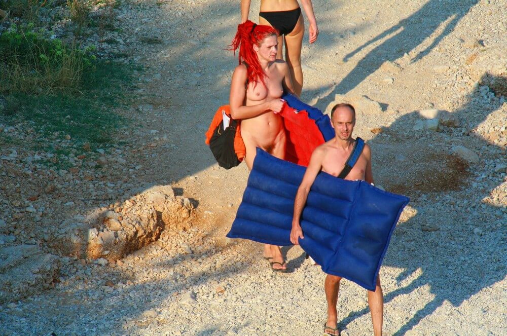 Ula FKK Red Hairstyle Girl pics - Naturism implies a life free of unnecessary problems