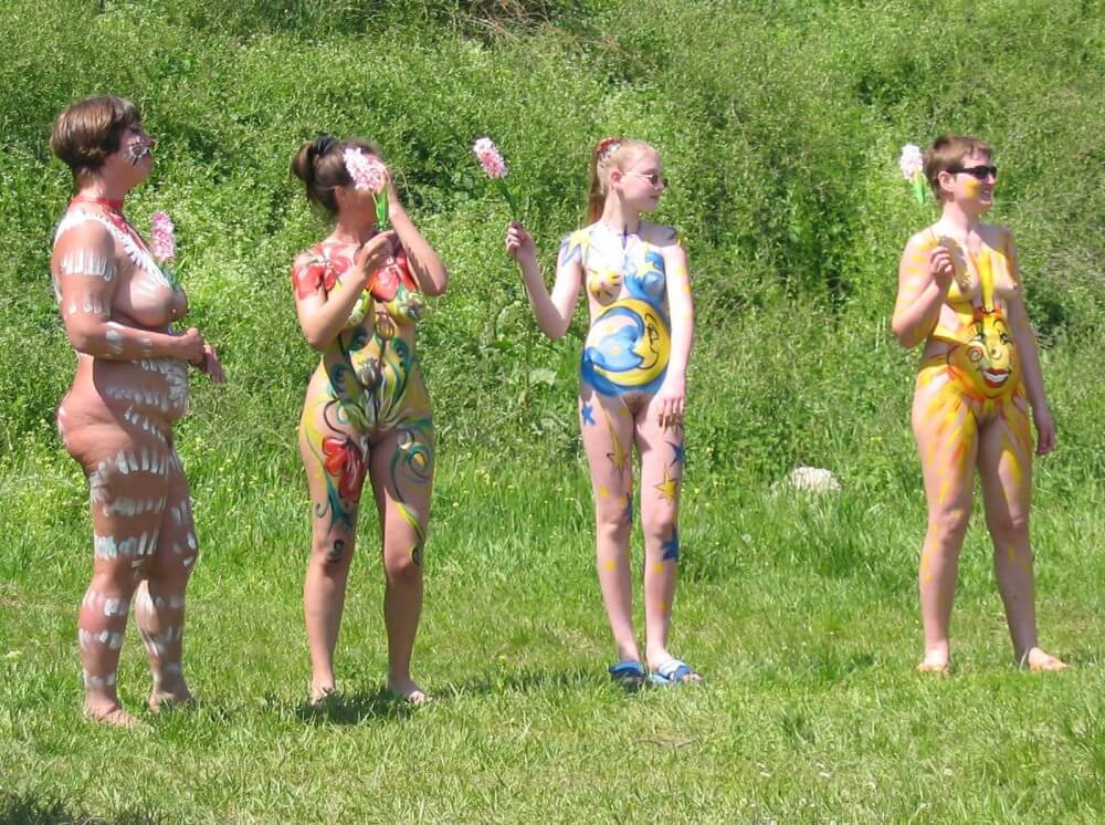 Family String-Apple Game Pics - Naturism is about peace and tranquility