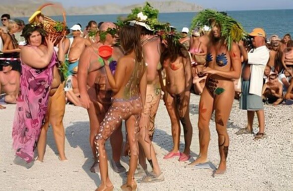 Premium Content # 34 - Naturists live freely and naturally