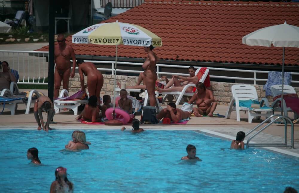 Naturist Pool Observation pics - Nudism helps overcome prejudices and fears
