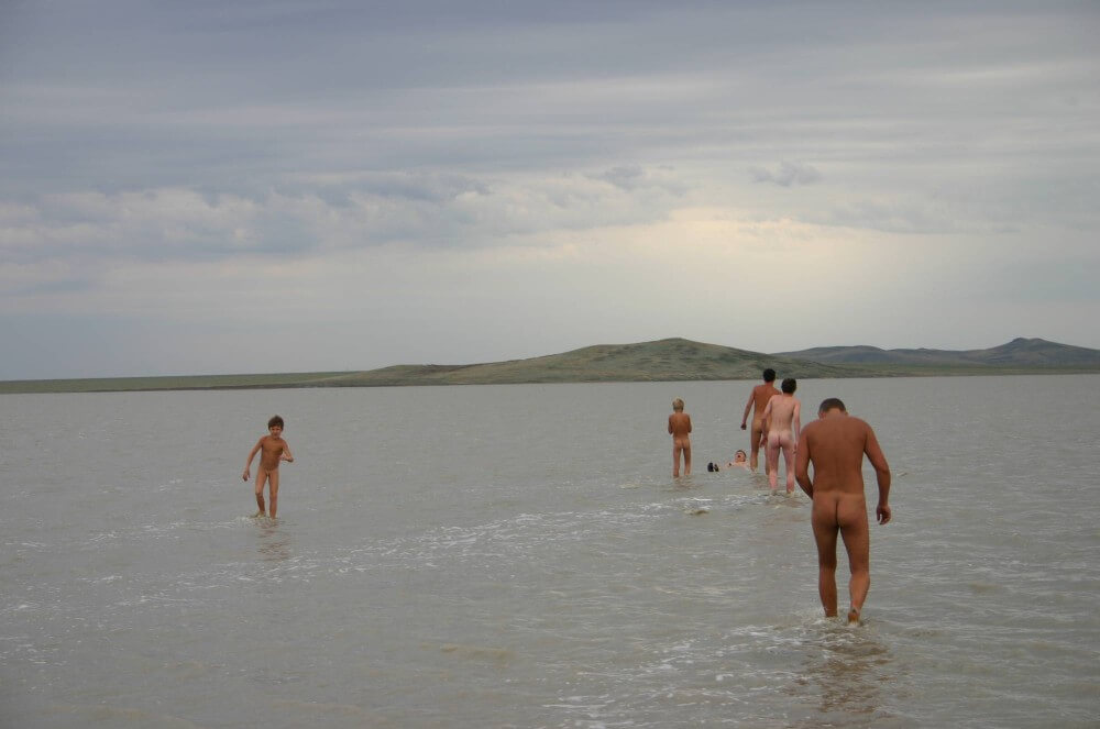 Black-Sea Body Mud Shots pics - A person without clothes is closer to the wild