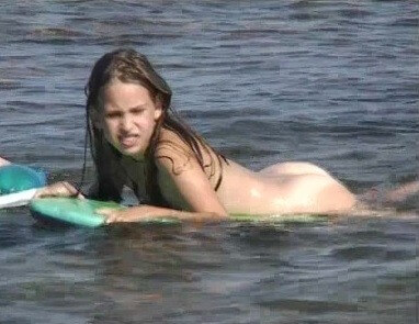 Naturistin: Julia and Hanna Am Meer - Visit a nudist beach