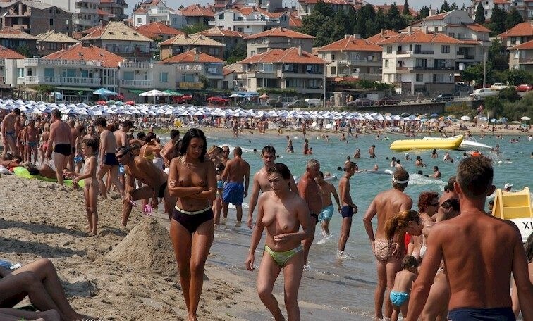 Enature - resort in solar Bulgaria - Nudity is an integral part of life in nature