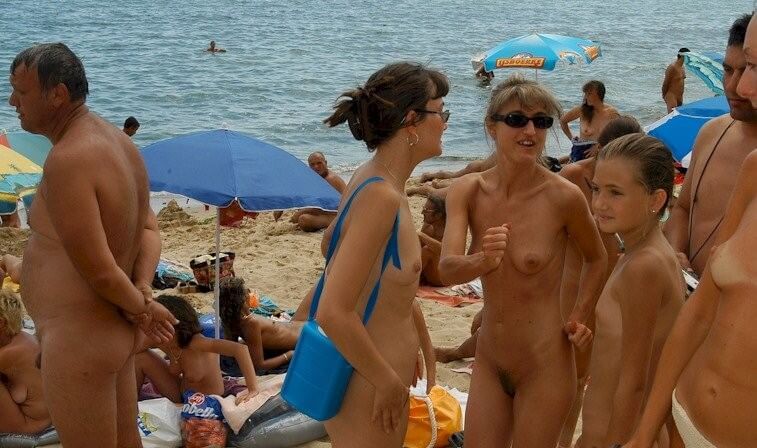 Documentary video naturism 1999 - Beautiful family nudism