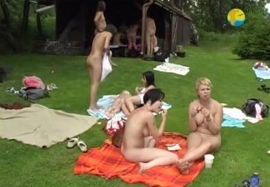 Naturist Freedom: Cottage Picnic - Getting rid of clothes