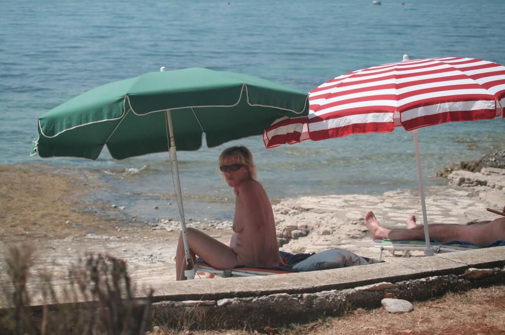 FKK Beachline Front pics - They value respect for nature and the fully naked body