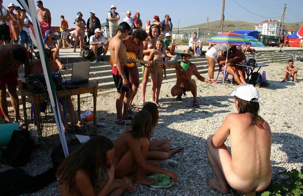 Nude Party By The Steps pics - Naturists love movement and activity