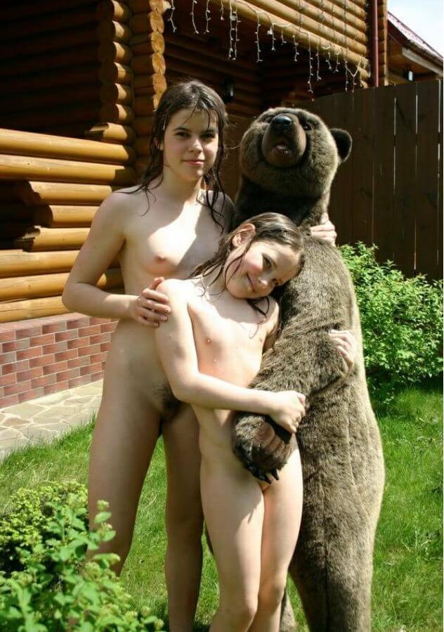 Naturism photo gallery # 57 - Naturists are open to the world and the environment