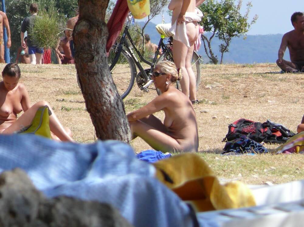 Ula FKK Shore Perspective pics - Nudism and naturism as a philosophy of life are deeply rooted in respect