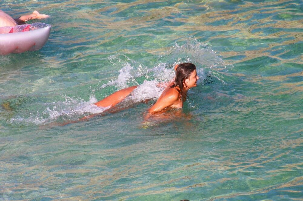 Ula FKK Teen Shore Run pics - Spontaneous Nudism Thrives