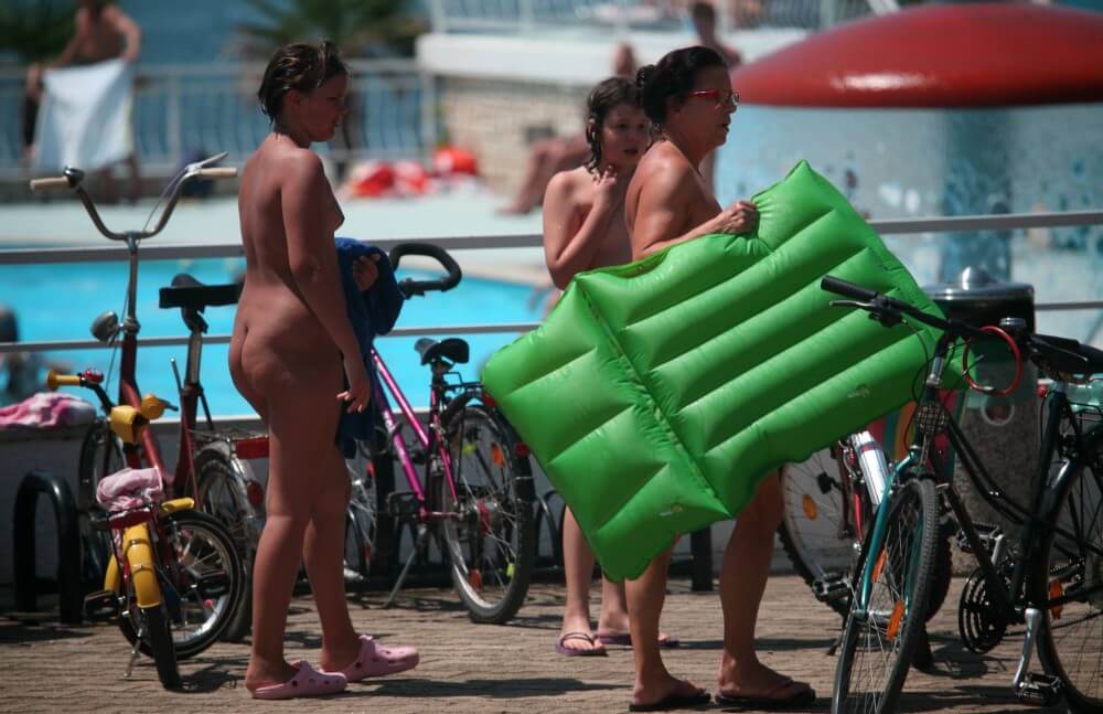 Outdoor Pool Sideliners pics - A Base for Naturist Recreation