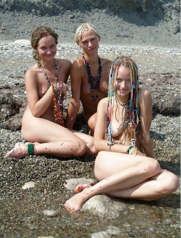 Naturism photo gallery # 49 - Activities conducted in a state of complete nudity
