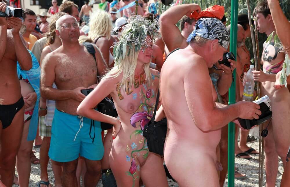 Neptune Painting Couple pics - Naturists live in harmony and tranquility